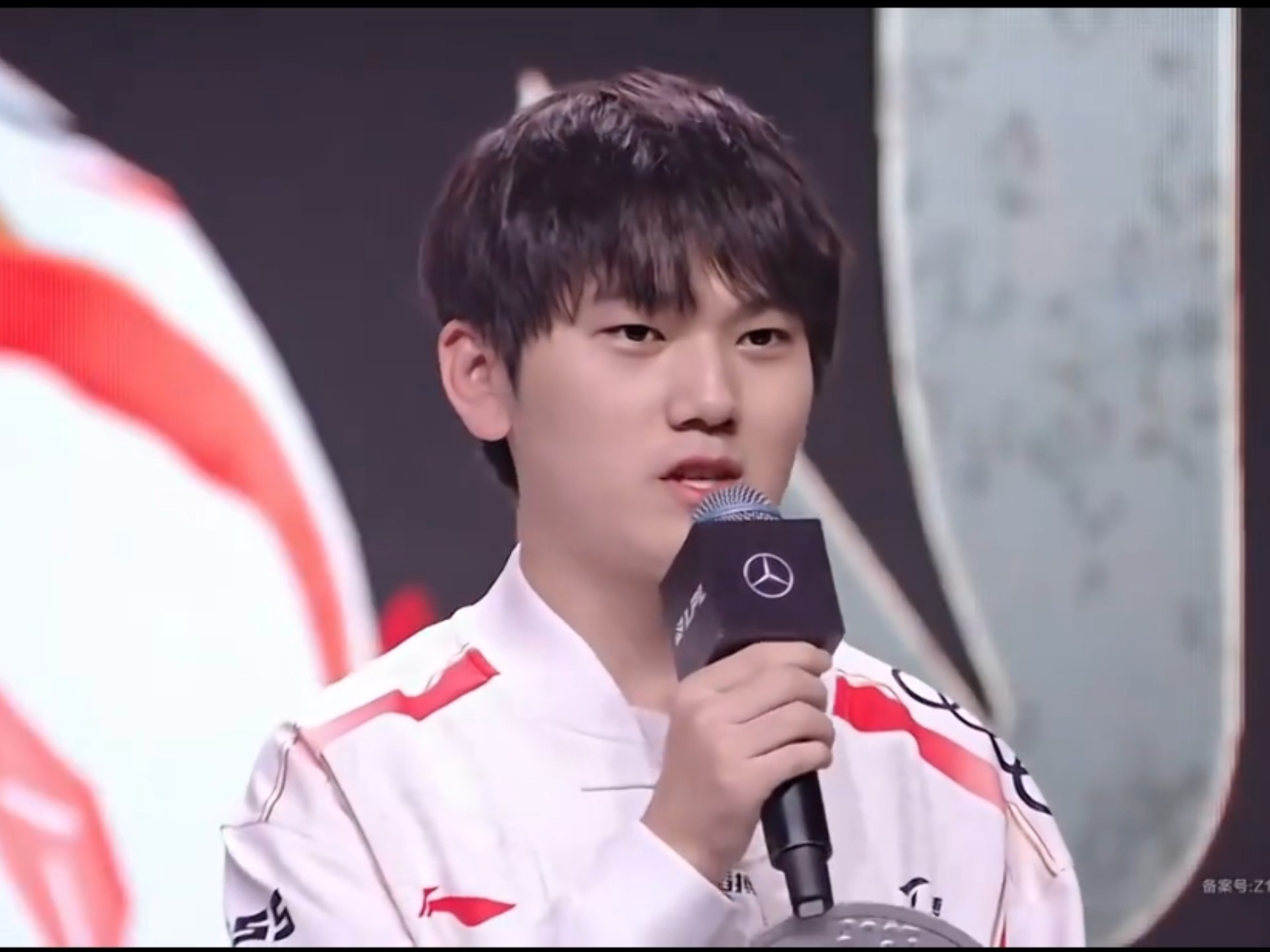 开云在线开户-JackeyLove意外战胜湖人，表现优异引爆全场！-开云在线开户