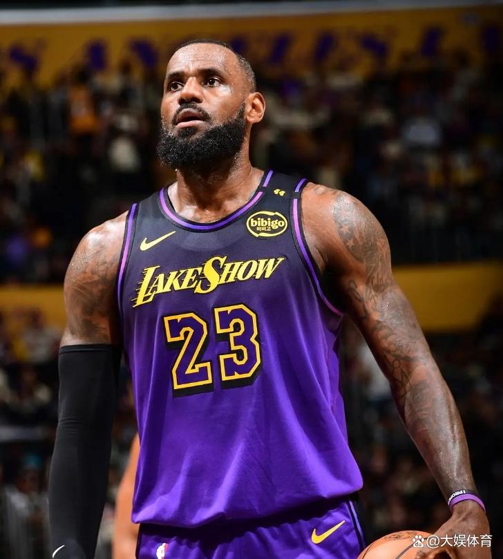 开云-FPX前途光明！，詹姆斯新星比赛规则变更表现突出赛场气氛高涨-开云